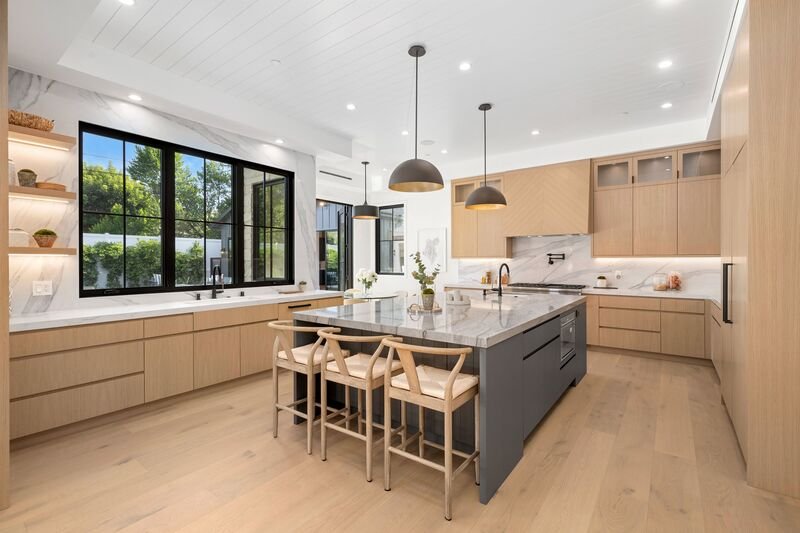 Cocina amplia con diseño moderno en colores gris y café, en venta en inmobiliaria en Puebla.