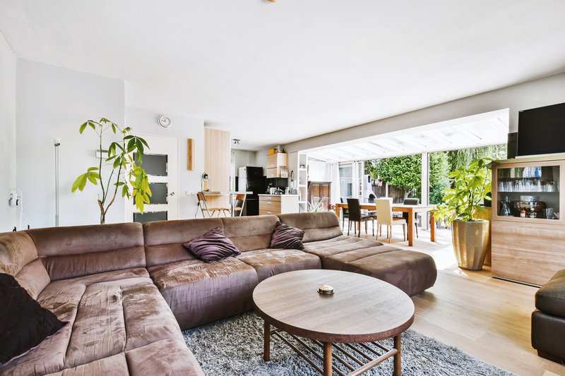 Sala color café con mesa de centro en casa en inmobiliaria en Puebla.